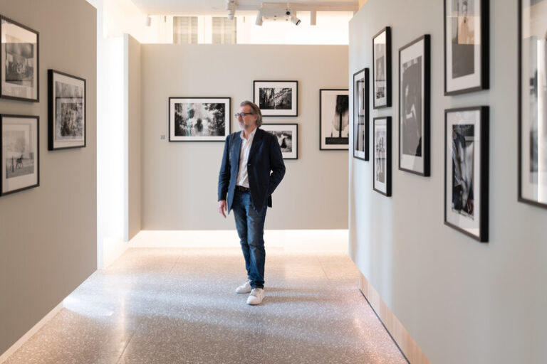 "Elegia Fantastica" a Singapore: Un Ponte Fotografico tra Culture