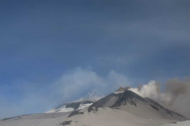 Etna si Risveglia: Spettacolo di Fuoco e Cenere nel Cielo Siciliano