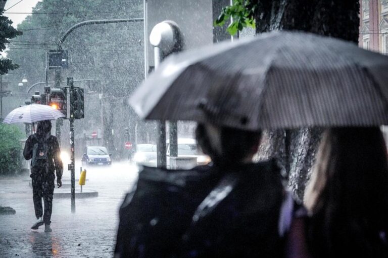 Gira la Ruota del Tempo: Il Ciclone Nord-Atlantico Scuote l'Italia con una Danza di Vento e Neve