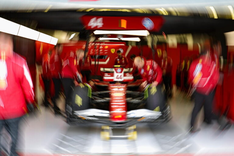 Gomme Fumanti e Sogni di Gloria: Hamilton Domina a Bahrain, gli Occhi sono già su Melbourne