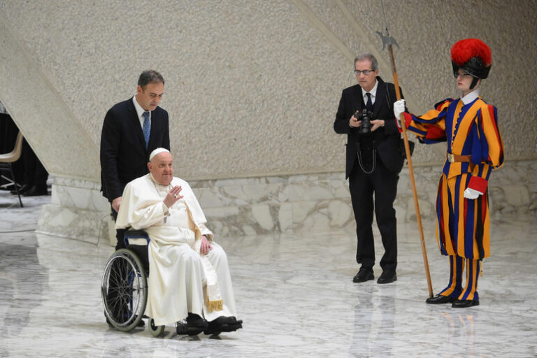 La Voce Interrotta del Papa: La Bronchite non Frena il Suo Appello per la Pace