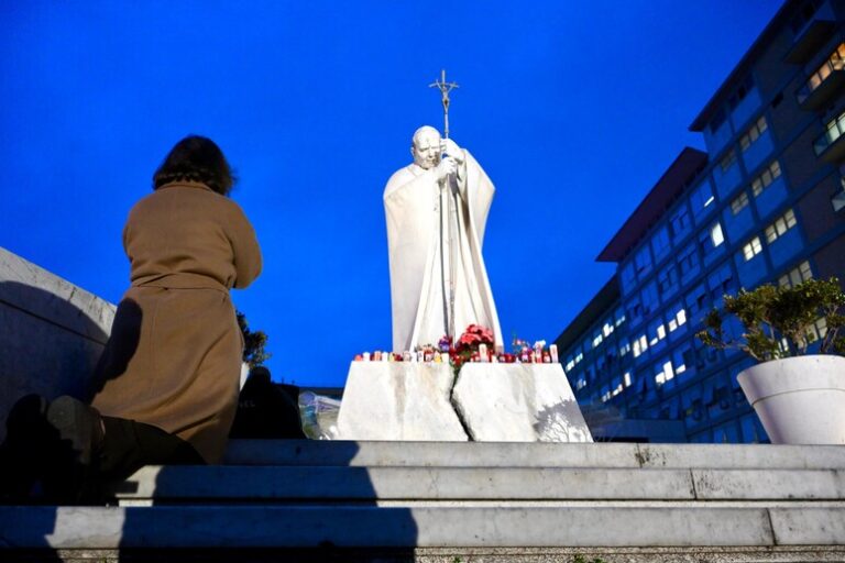 Palermo Prega: Unione di Cuori e Speranze per la Salute del Papa