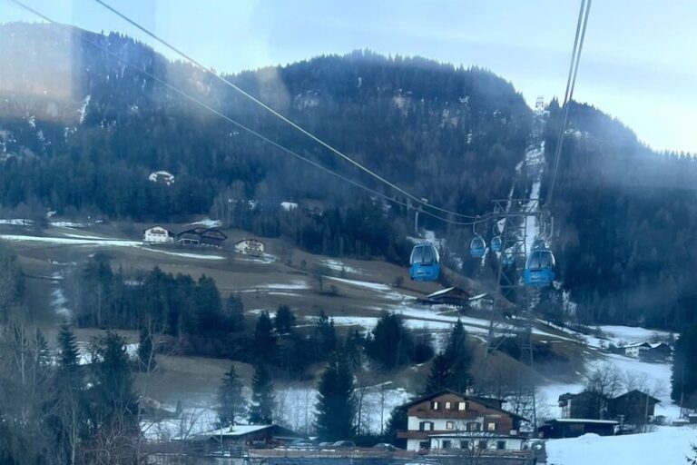 Quando la neve si tinge di protesta: il messaggio rosso dell'Alpe di Siusi