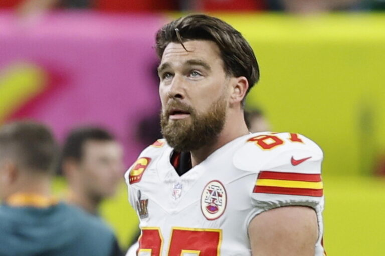 Retro Vibe Touchdown: Travis Kelce Illumina il Super Bowl con Stile Anni '70