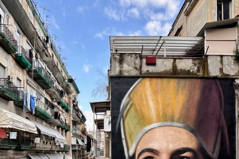 San Gennaro Rivive su Muro di Napoli: L'Arte di Jorit Defies Tempo e Clima