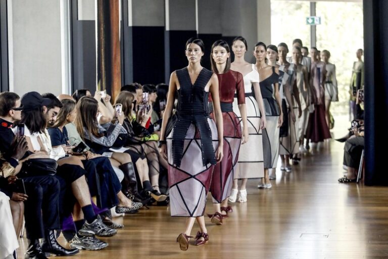 Sulle Passerelle di Milano: Un Tripudio di Moda, Storia e Innovazione