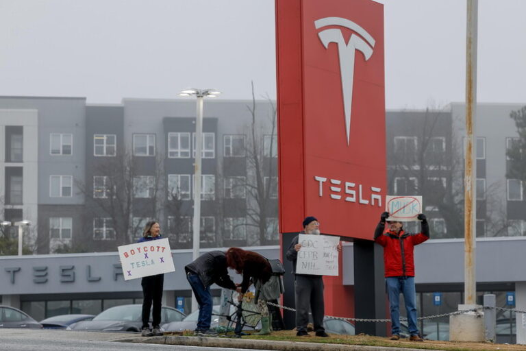 Tesla Scivola Sotto la Soglia del Trilione: Rivoluzione o Crisi Temporanea?