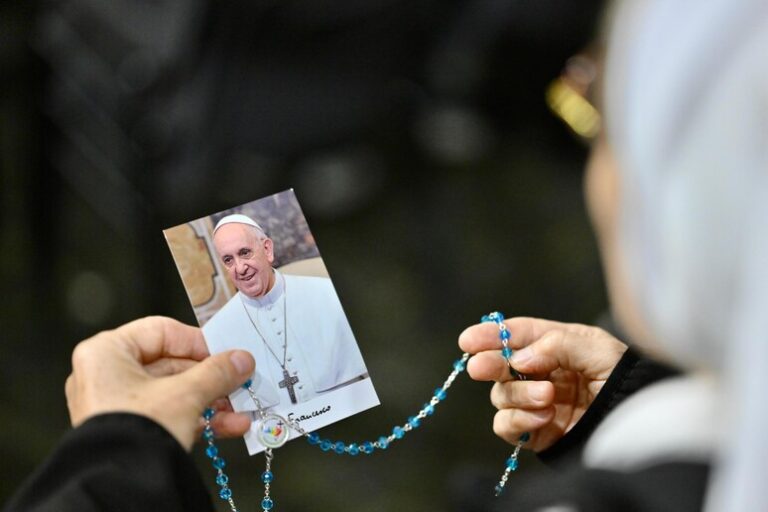 Una Notte di Pace: Il Riposo del Papa al Gemelli Rassicura i Fedeli