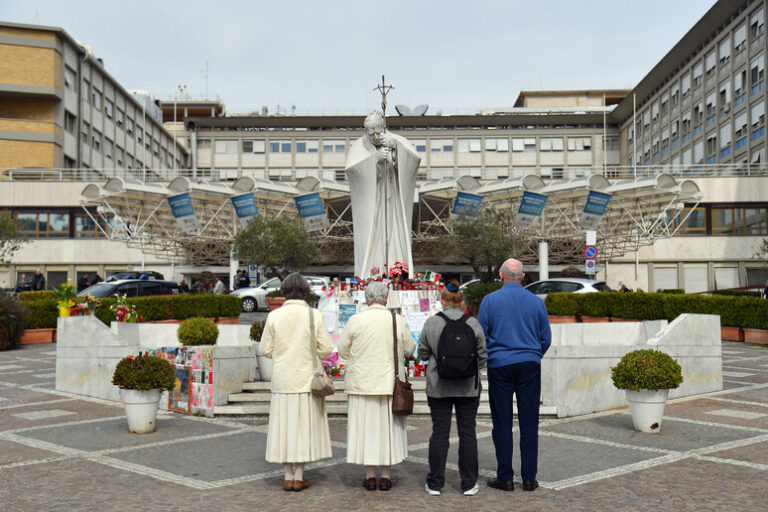 Il Silenzio del Vaticano: Notte Serena per il Pontefice