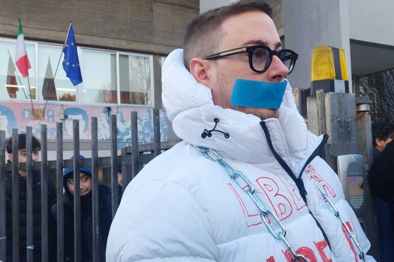 In Catene per la Libertà: L'Insegnamento Sessuale Bloccato Scatena Proteste Studentesche