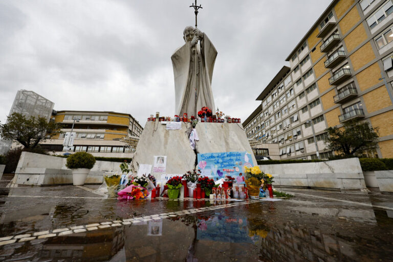 In bilico tra Preghiera e Preoccupazione: La Salute di Papa Francesco