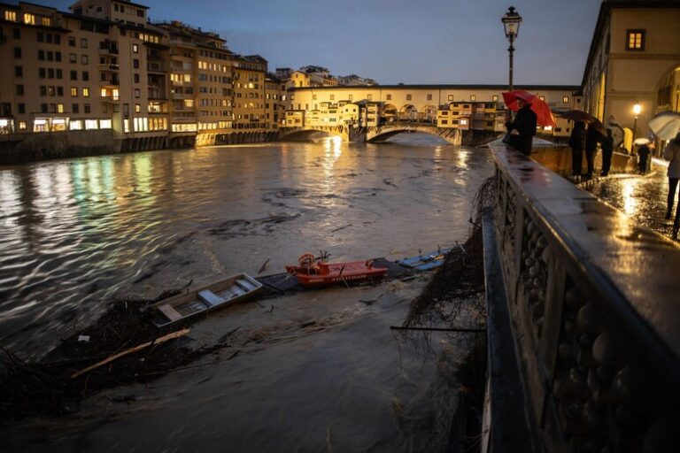 La Piena dell'Arno Mette in Allarme la Toscana: una Regiona in Lotta Contro il Tempo