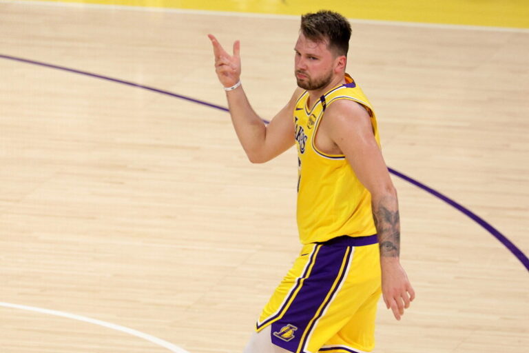 Luka Doncic Infiamma la Serata, ma i Lakers Crollano a Milwaukee