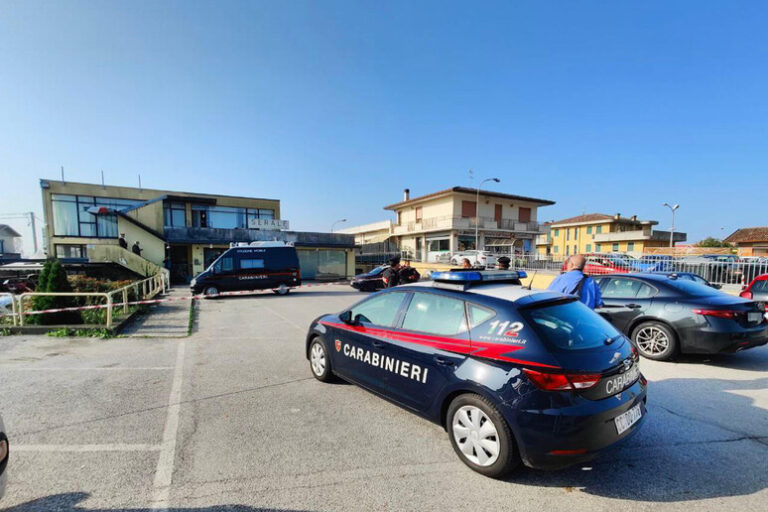 Mistero a Limena: Anziano Ucciso e Nascosto in un Armadio