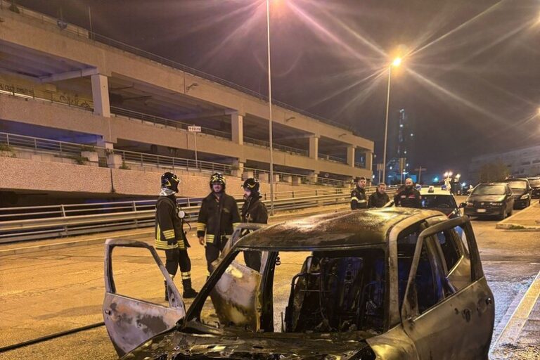 Mistero a Mezzanotte: L'Auto del Segretario Politico di Barletta Diventa un Falò