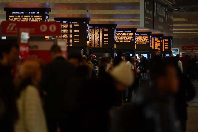 Sciopero a Sorpresa: Treni e Aerei in Pausa Nazionale!