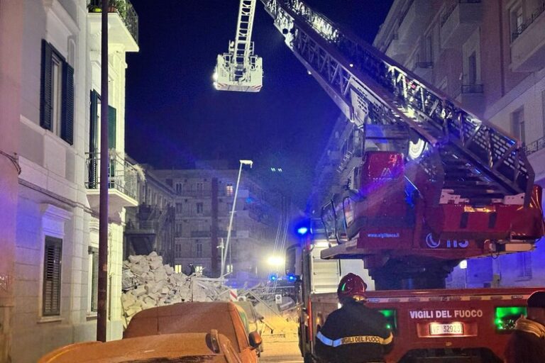 Tragedia a Bari: Ricerca Disperata tra le Macerie per Rosalia, 74 Anni