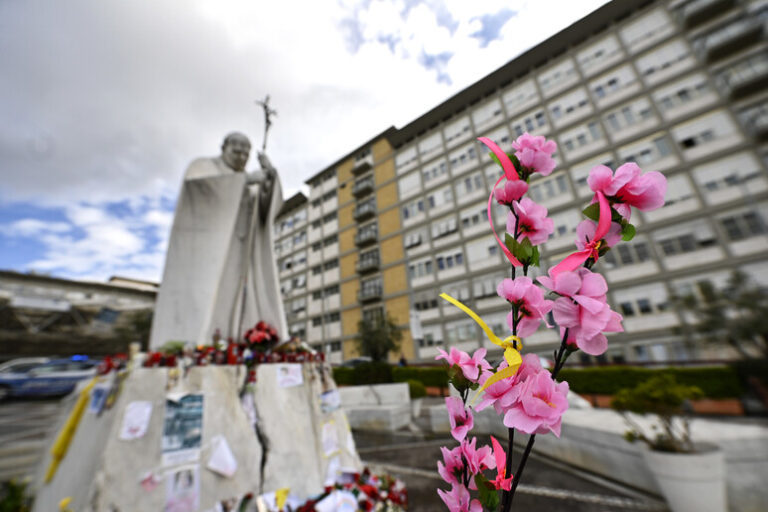 Un Compleanno al Policlinico: Il Papa Celebra tra Candeline e Cure