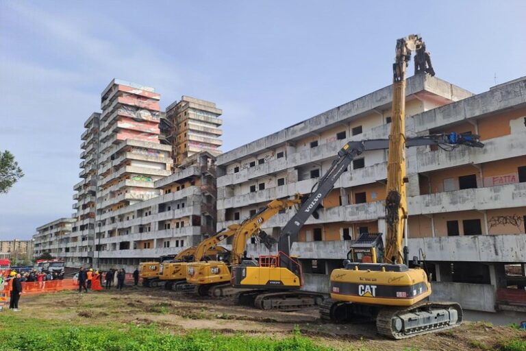 Un Crollo, Una Rinascita: La Fine della Vela Gialla di Scampia