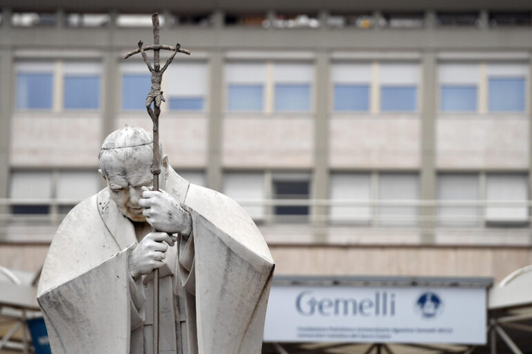 Un Soffio di Speranza: La Tenace Guarigione del Papa al Policlinico Gemelli